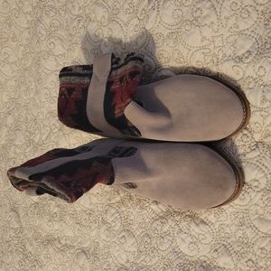 Tom's booties size 8